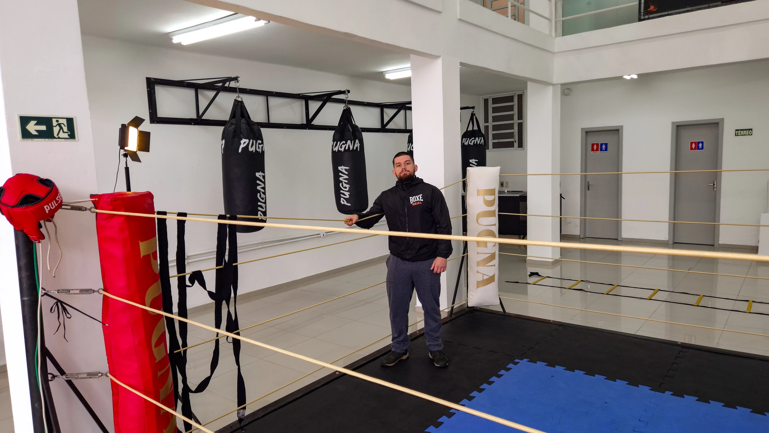 Vinícius Santos, fundador da Boxe Real, na academia de Porto Alegre